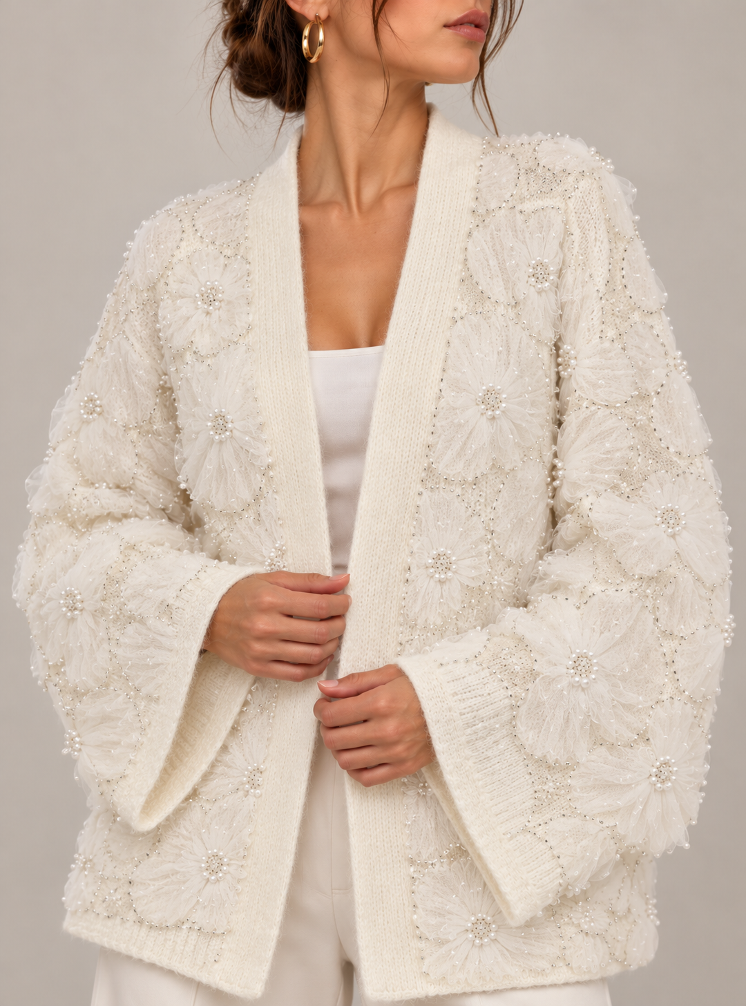 Retrato editorial de cardigan floral con perlas