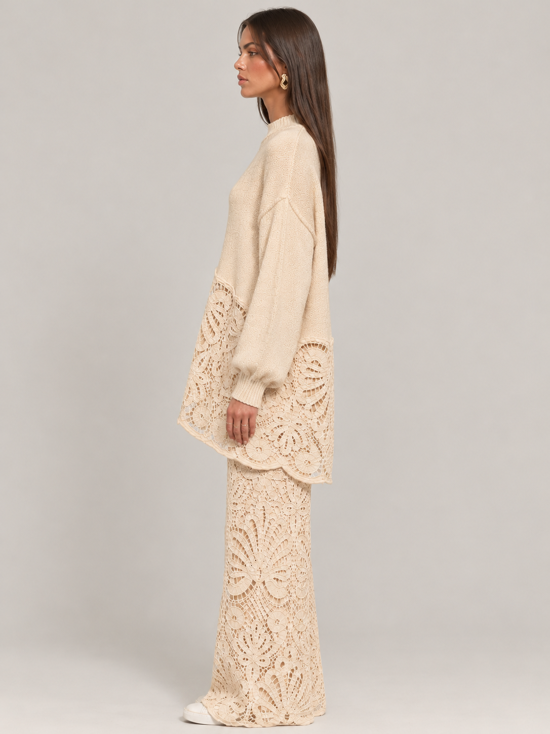Perfil elegante en conjunto de crochet crema
