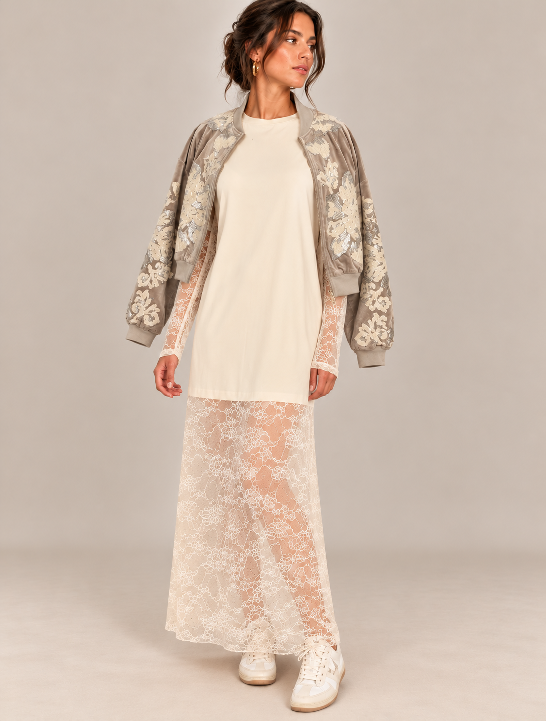 Editorial de moda con encaje floral y bomber taupe