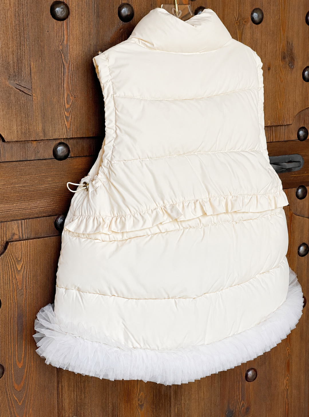 Chaleco acolchado marfil con volantes