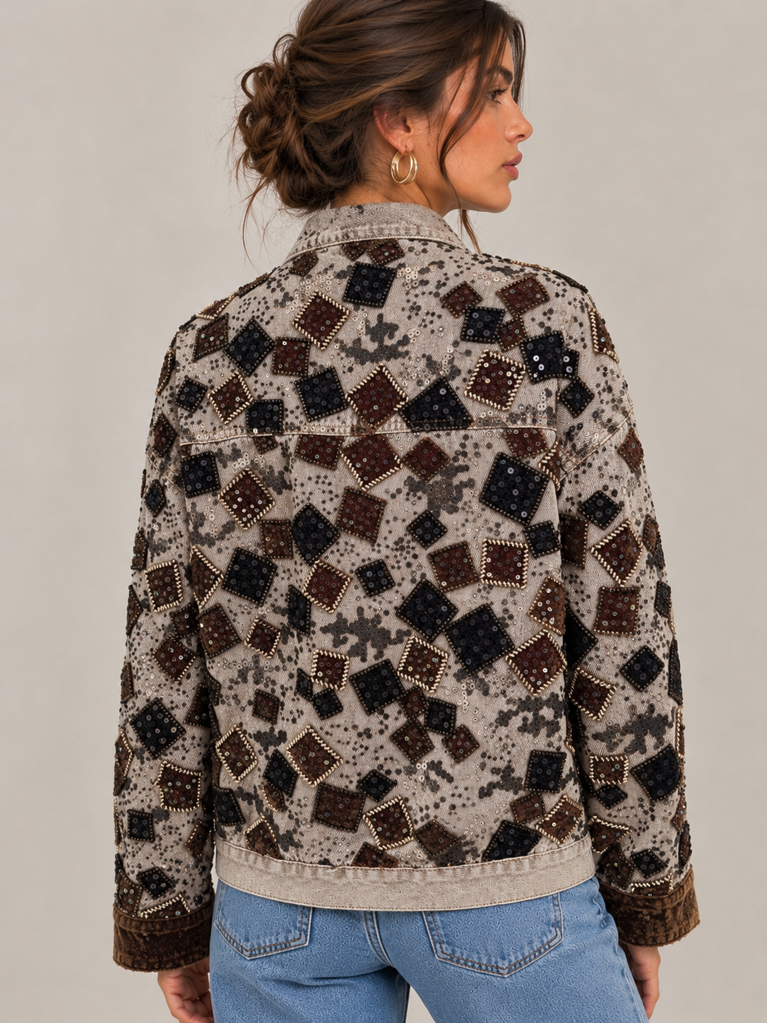 Chaqueta vaquera bordada en el estudio