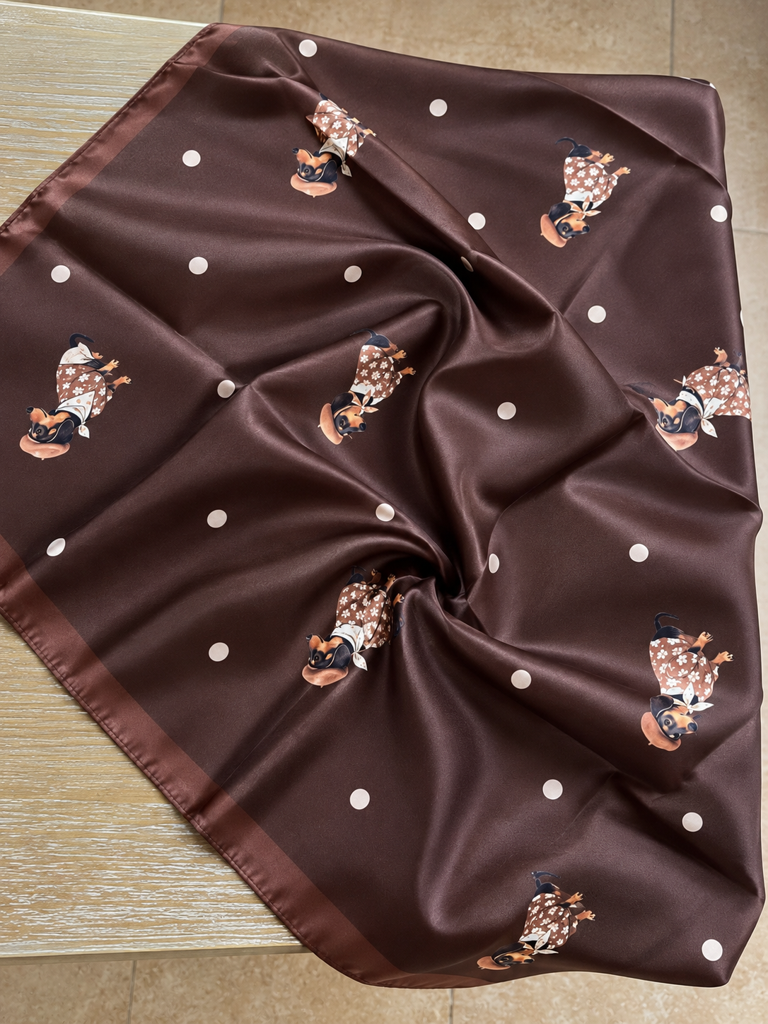 Pañuelo de seda con perros salchicha-2